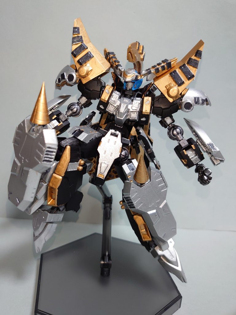 劇中で使用していた膝のスパイクはボールジョイントで可動。膝蹴りに合わせて角度を変えることができます。