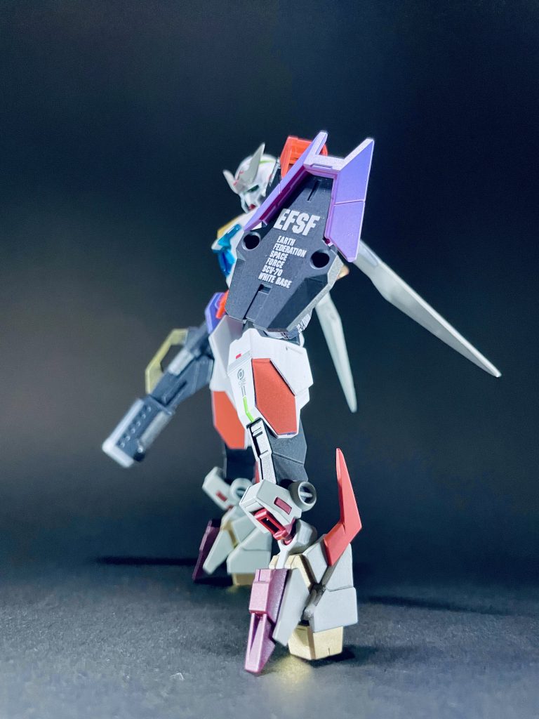 太もものカラーを一部オレンジにし、プラ板でのディテールアップも施しました。