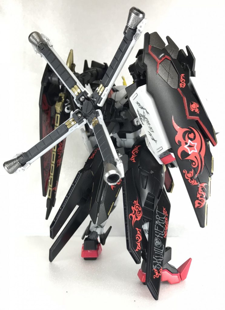 ちなみに以前作りましたガンダムマーリックのアイデアが一番活きたかなと思っています☝🏻おかげで4枚羽は自由に動かせるので腕の動きに合わせて逃してあげる事が出来るようになりました👍🏻  また、パイレーツ感を出すためにタトゥーデカールを買いました!デカールはやり過ぎかもしれませんが、なんか貼ってる途中で「メタルバンドっぽい」と感じたので、やるんならとことん貼ってやろうと思いました笑1体ぐらいはこういう方向性のキットも家に置いておくのもアリかなと😊  後ろの羽にある⭐︎マークは「星の王女様」よりトゥインクの想いも乗せて戦うためのシンボルとして貼りました☺️