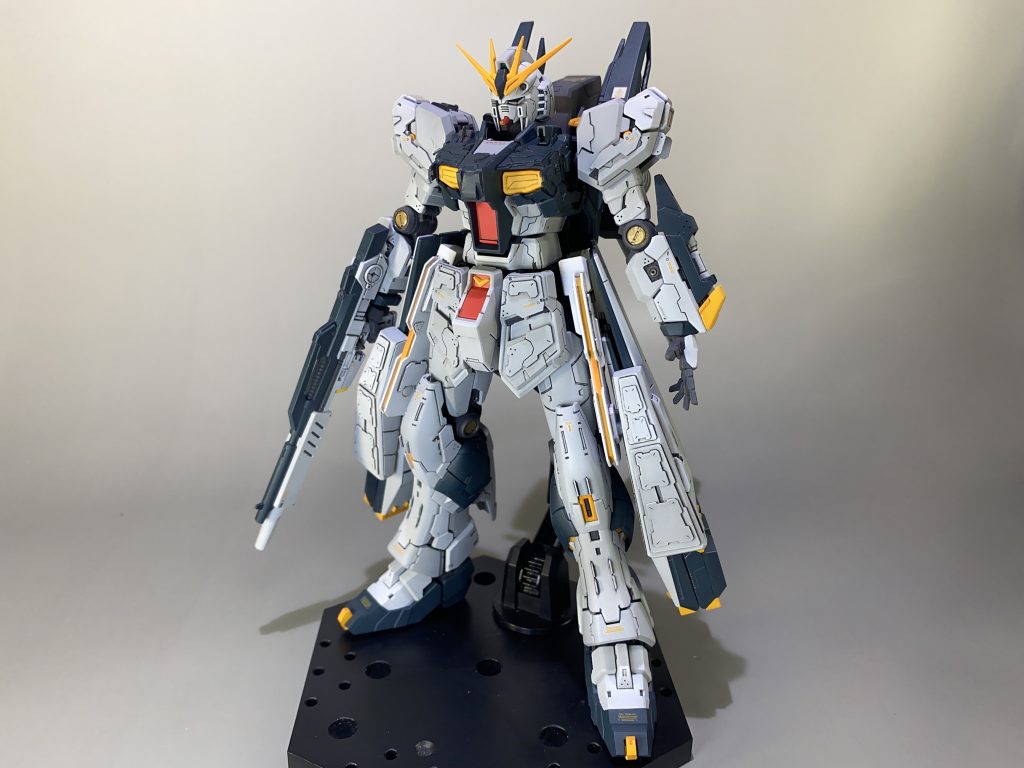 腰サイドのファンネルは展開状態とロングスカート状態の2種を表現できるようにしました。