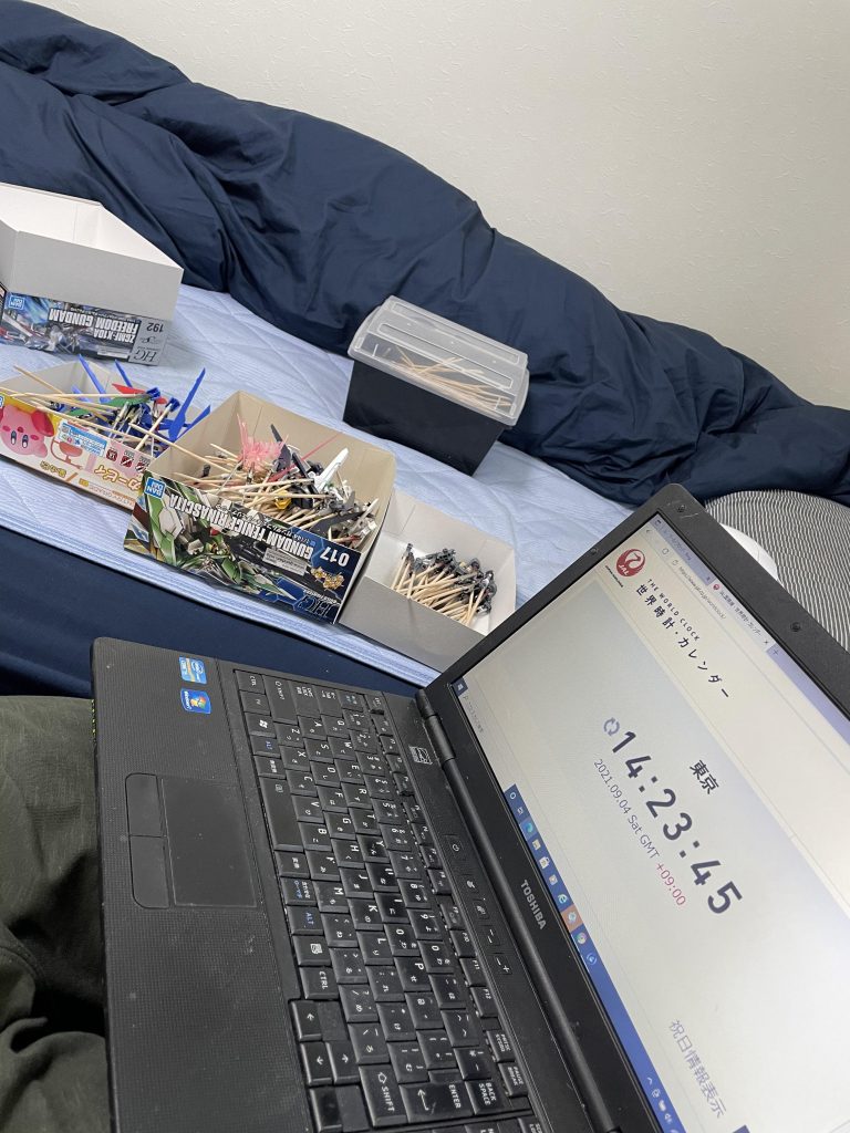 6時間半。パーツ洗浄している暇が無いのでヤスリの削りカスをエアブラシの最大出力で飛ばしながら棒付け。