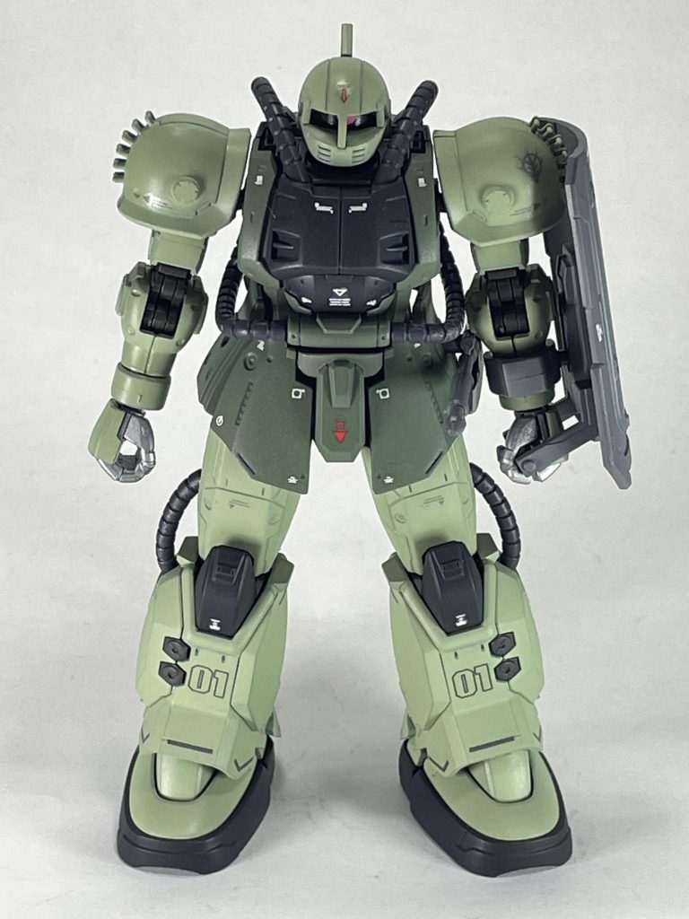 胸元は勿論、足も太くてザクよりさらにマッシブな感じで好きですね。是非他のキットにもミキシングしたくなるデザインです。