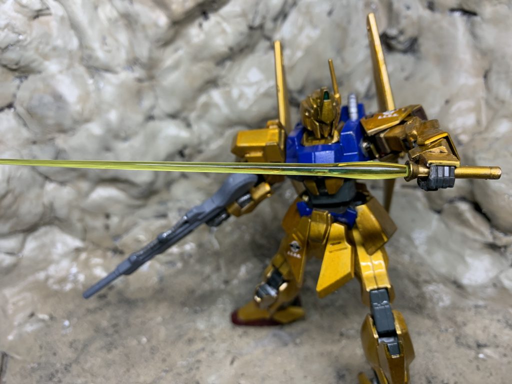 いつもの岩山ジオラマでの写真です。塗装ブースがわりにここでクリアーを吹いていたりします。利き手じゃない方の腕でサーベル持つのが好きなのだ。でも、機械に利き腕はあるのだ？