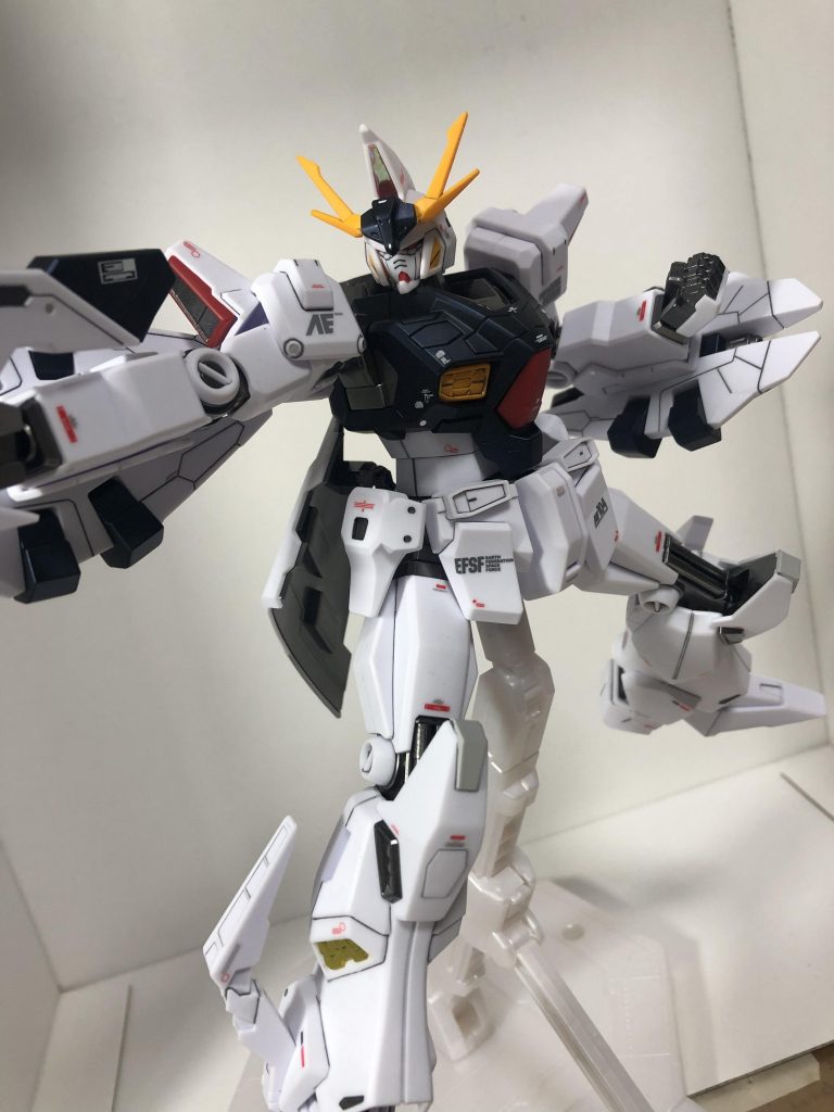 頭部センサー、ライフルのセンサー部品は100均のネイルシートを貼り付け角度により色が変わって見えるようにしました。