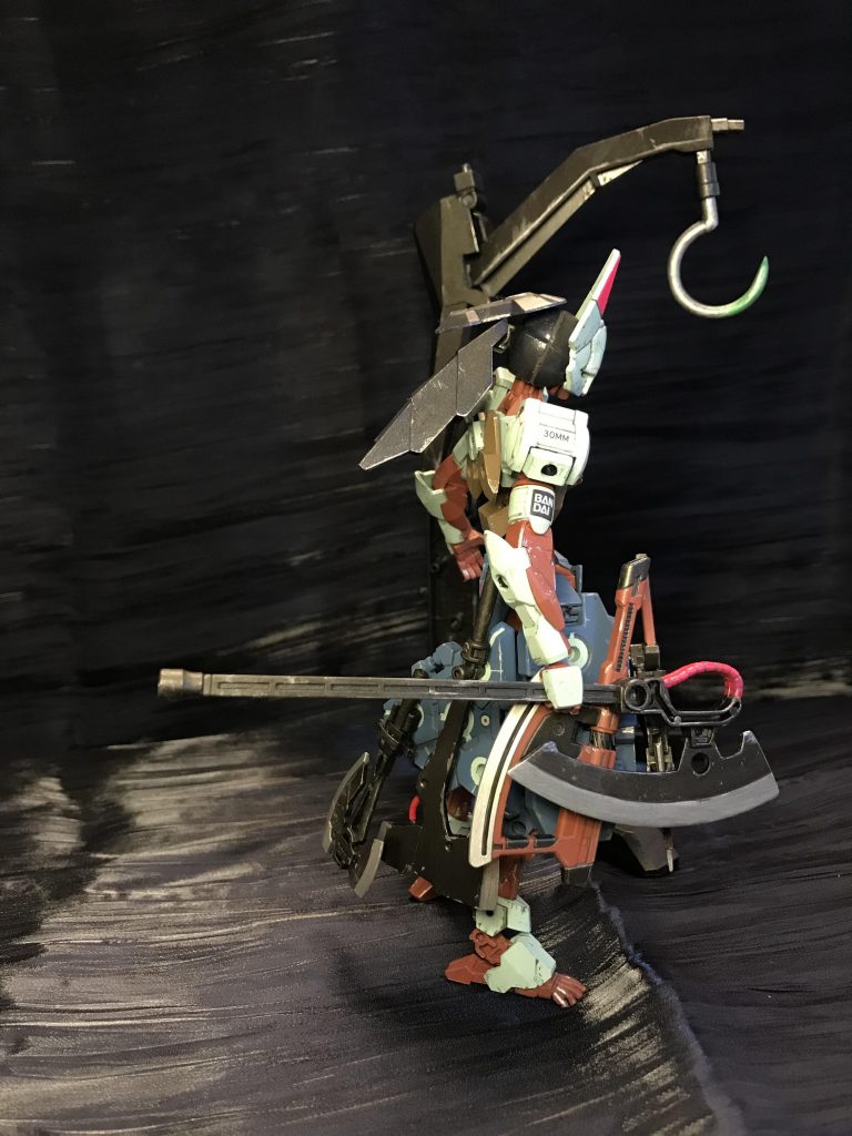 調べたら手斧を5本装備できるらしいので、ジャンク箱から斧っぽいものをかき集めました。大事に取っておいた1/100ハイザックのヒートホークを贅沢に使用。あとはグレイズとかアームアームズの斧も使ってます。