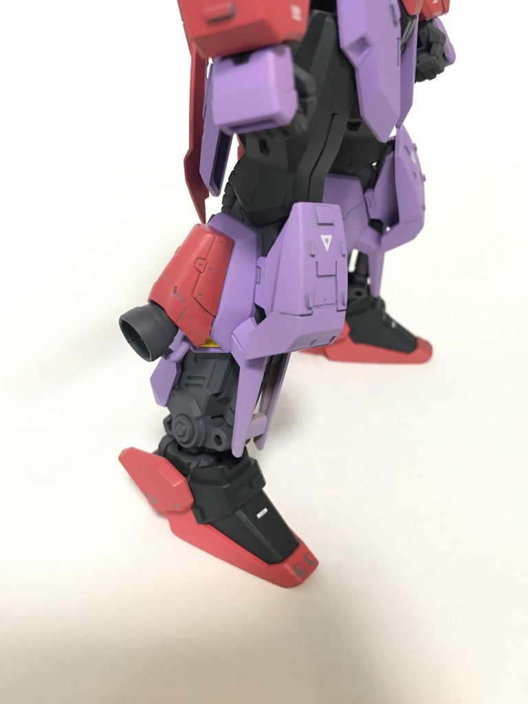 脚部にはジャンクパーツとビルダーズパーツを使用して、装甲やバーニアを追加しています。