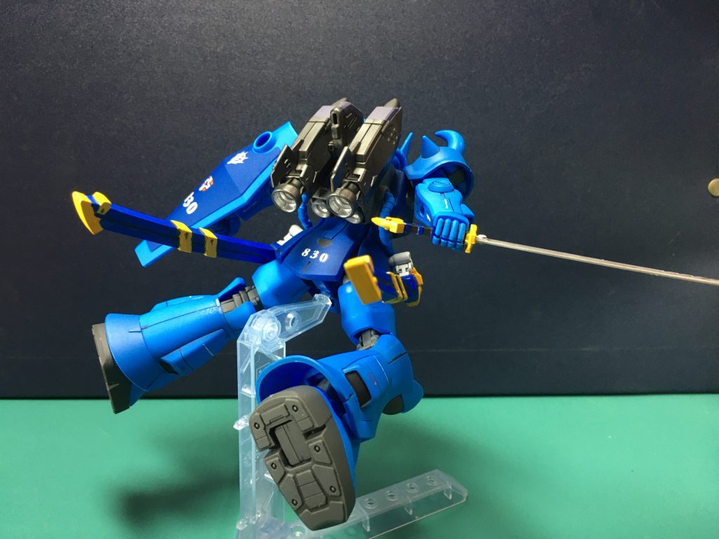 ジェットパックは飛行能力の獲得ではなく、ジャンプ距離の延伸を目的に開発された、という想定です。「0083」でノイエン・ビッター機のザクⅡF2型が装備したラケーテン・ガルデン(ロケット・ブースター)と考え方は同じです。 マリン01は行きつけのヤマダ電機で大量に売れ残っていて、別の目的で使用する予定で購入していたのですが、グフの背中にR35由来の丸穴が残っていたので、ジェットパックを急遽使うことに決めました。