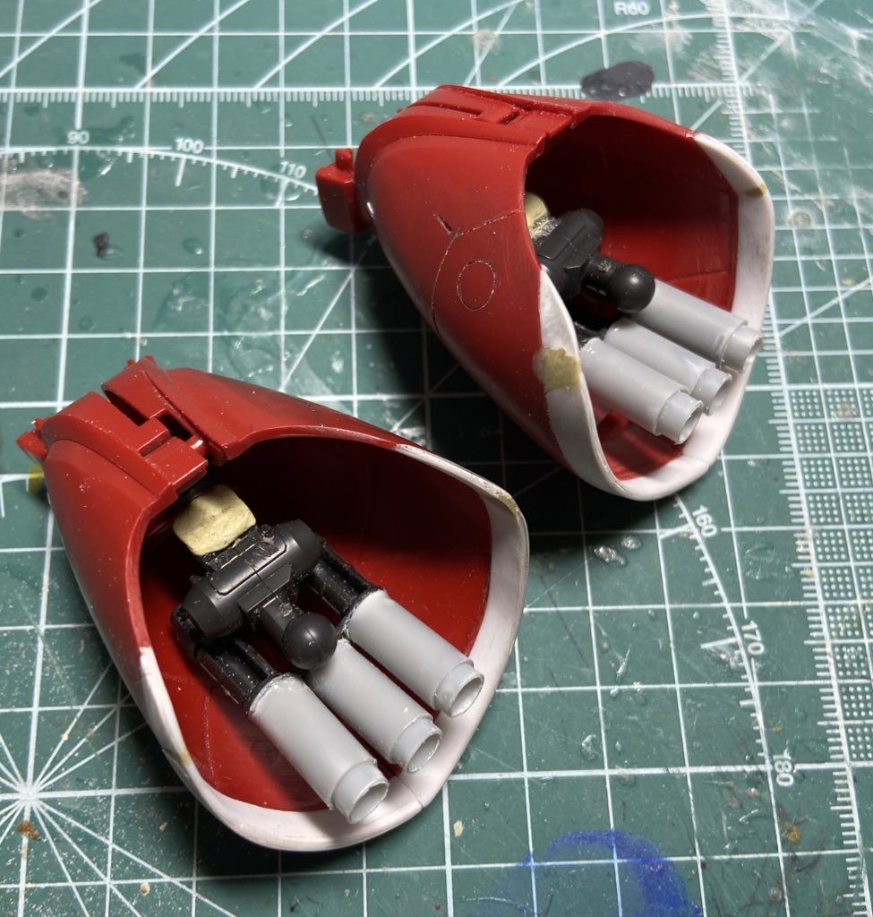 ふくらはぎアーマー内部のバーニアはプラパイプで製作。