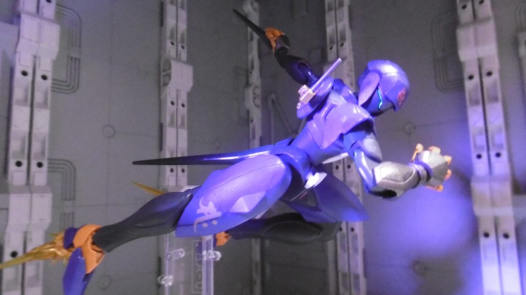 地上を走りながら足裏スラスターで更に加速といったイメージ。