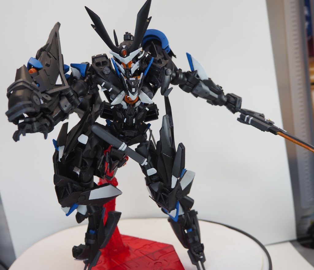 武装3:GNガントレット、G(グラハム)フィンガー右手にマウントされている大型ガントレット。大型のGNコンデンサーを内蔵しており、ガントレットの前方部分がGNプロテクターが前にスライドし、大型GNコンデンサーからエネルギーを掌に集め、一気に放出する必殺技。グラハムフィンガー※粒子を圧縮やら解放やら、ビームになる直前の粒子だったりGNフィールドを応用すればいけそうじゃない?w