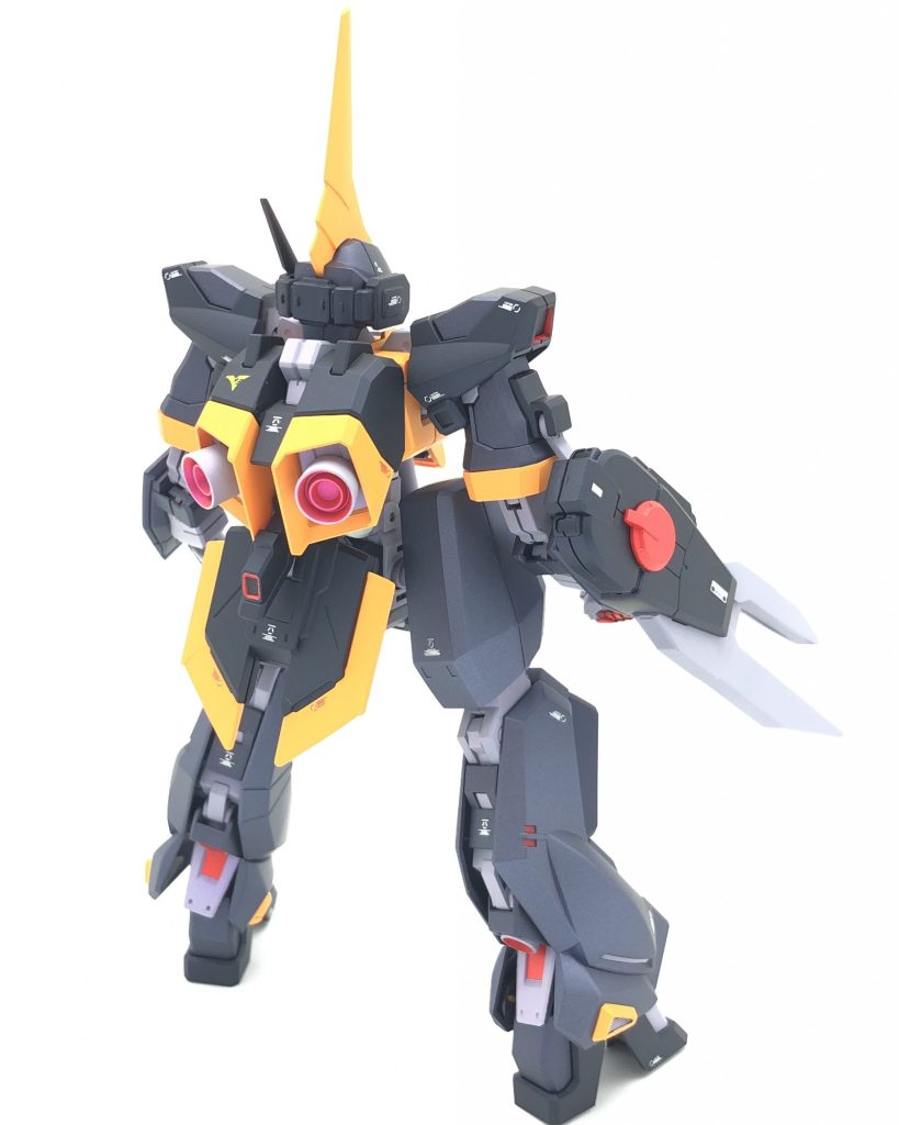 スラスター内部の黒や細かい赤の部分はハセガワさんのフィニッシュシートを使用。バルカンポッドやライフルのセンサーはハイキューパーツさんの円形メタリックシールの端を切り出して貼りました。