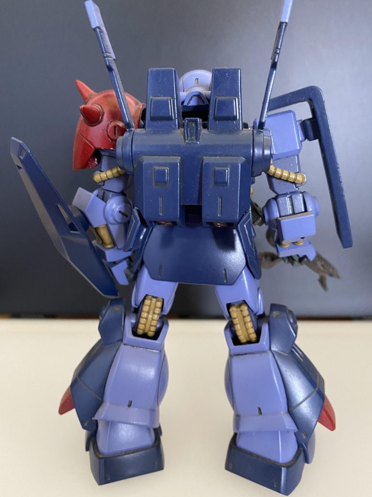 連邦軍仕様機をエゥーゴが鹵獲して運用しているオラ設定のため左側シールドの十字を削り、識別用に肩を赤く塗装しています。塗装はガンダムカラー連邦軍仕様を使い、半光沢のトップコートを吹いたと記憶しています。