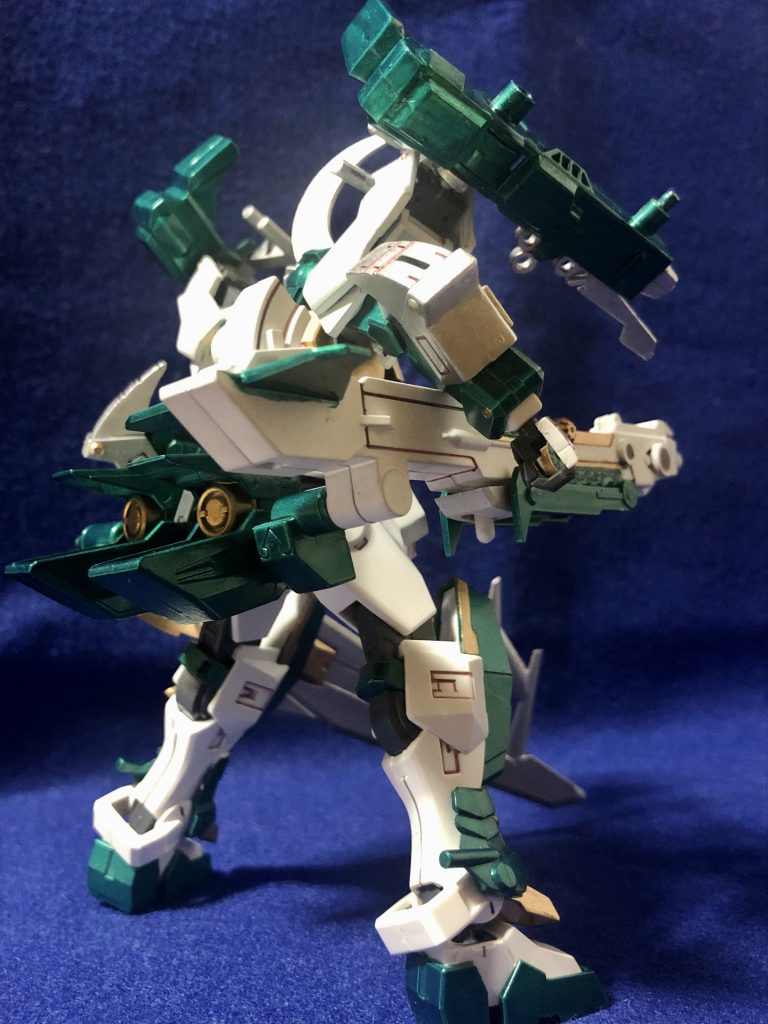 リアビュー。デュナメスの臀部バーニアが良いマウントラッチになりました