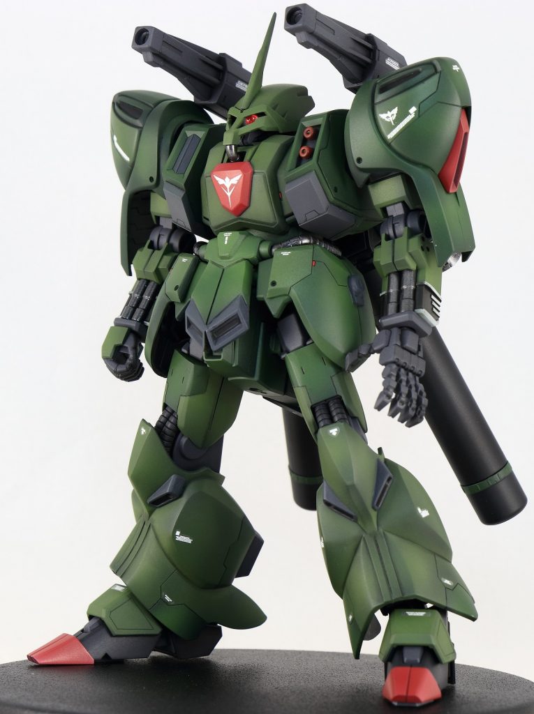 全身にスジボリをメインにしたディテールアップを施し、メインカラーは2色のグリーンで塗り分けてあります。ミキシングによりスタイルは良くなりましたが、それに加えて太腿部分で更に2mm延長してあります。