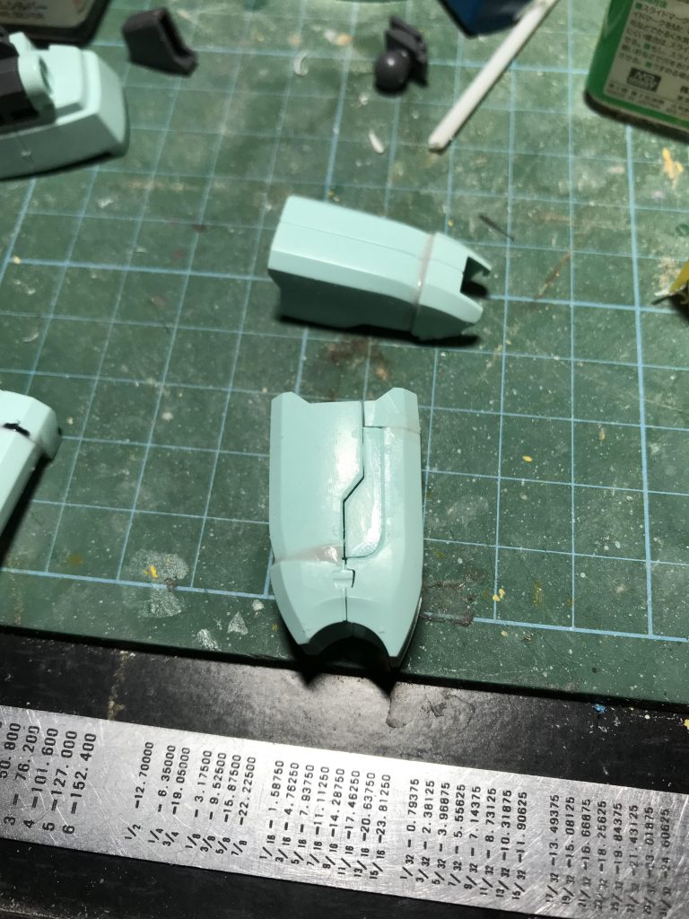 でも、装甲あった方がカッコいいので、ちょうど旧リガズィの太ももパーツも余ってるので、刻んでくっつけてみました(笑)