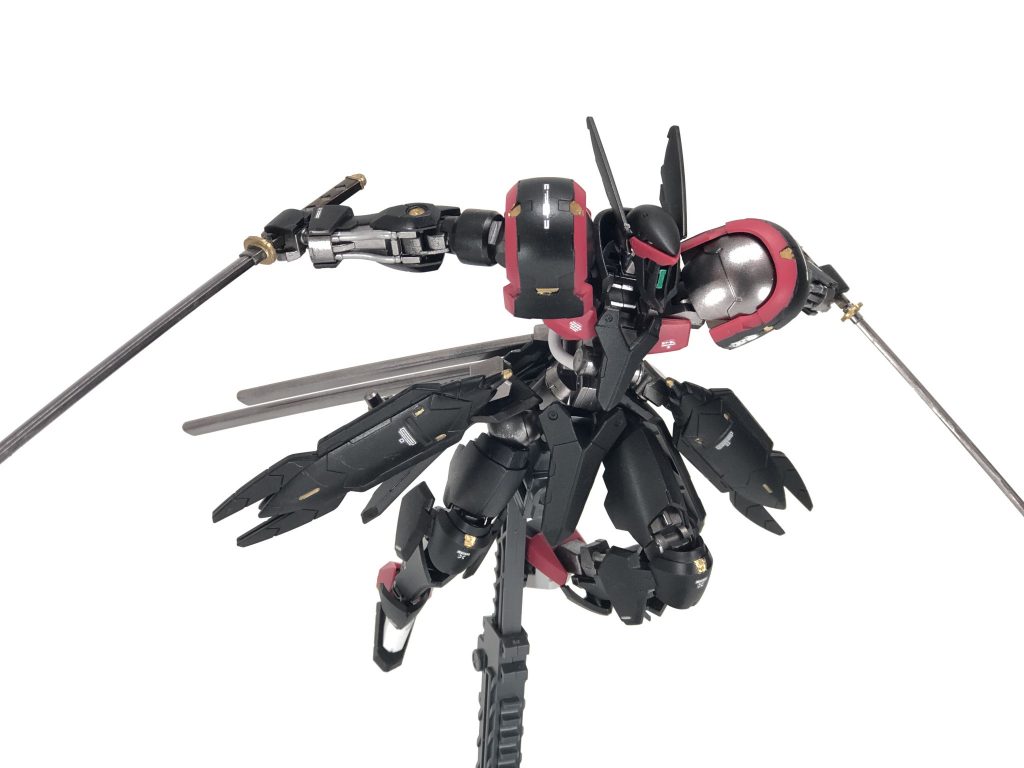 斬り掛かるグリムゲルデ・シュタール！