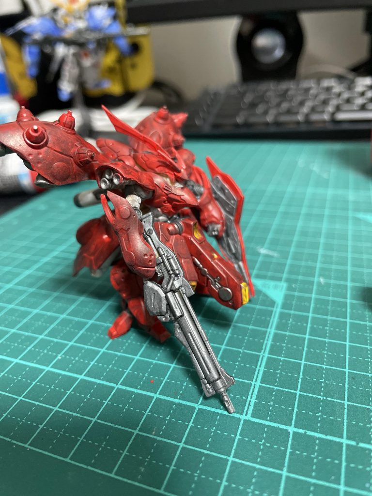 ホワイトプライマーを吹いたあと、ファレホを使って筆塗り最後にブラックウォッシュで塗り塗りファレホのブラックウォッシュ、上手く使えないんですが、もう少し控えめにフィルターかけるにはどうすればいいのでしょうか