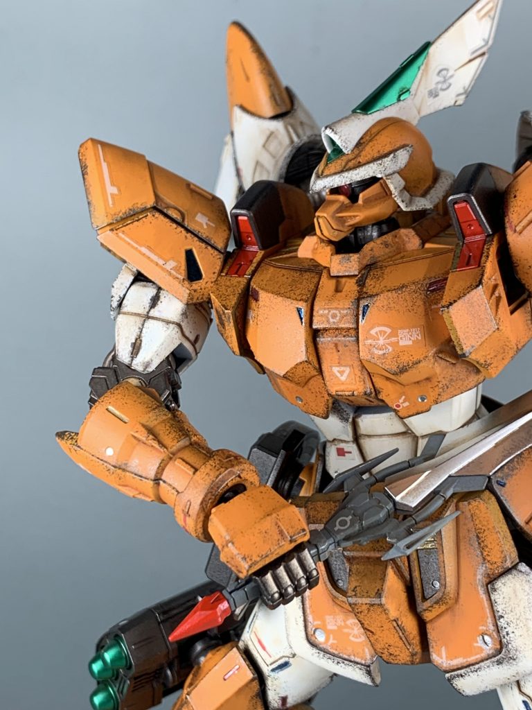 モノアイはランナーを削って貼り付けています。目立ってカッコ良くなったと思います。