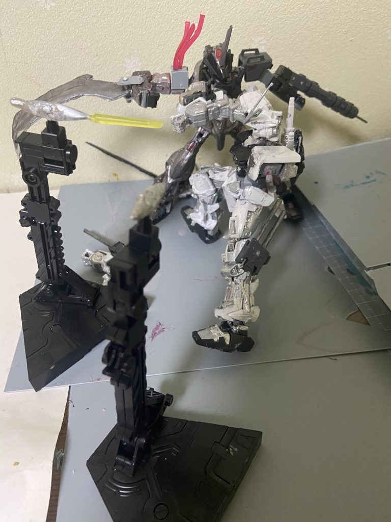 ファングは先端からビームサーベルを発生させ普通に攻撃することも可能だが、突き刺して内部から破壊するという芸当も可能、二度目の戦闘にてファングを操りシルバーフレームの腕を破壊することに成功し次第にシルバーフレームを追い詰めてゆく、がシルバーフレームがファングの動きに慣れてしまい一気に接近を許してしまう、そして今までの意趣返しと言わんばかりに、ムラクモで首を落とされた。