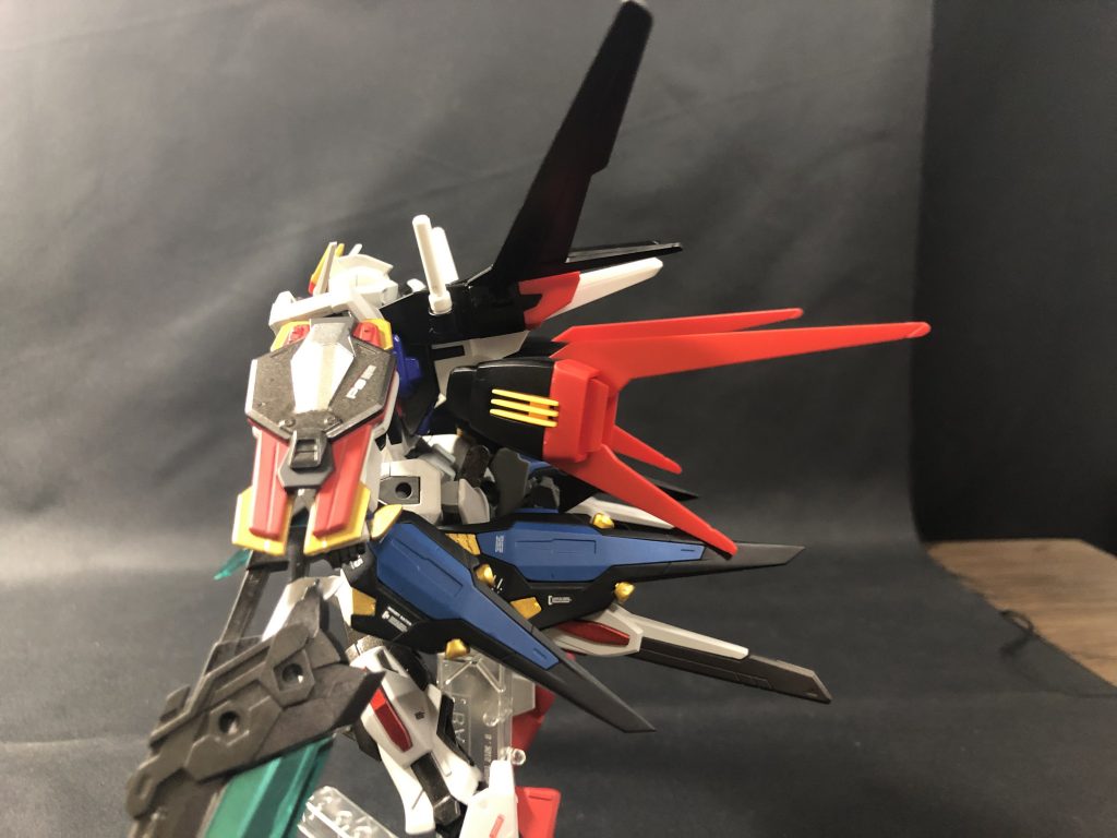 スラスターの位置はストライカーパック有りがゼルフィカール(ロボ)無しが美プラのゼルフィカールstのイメージです