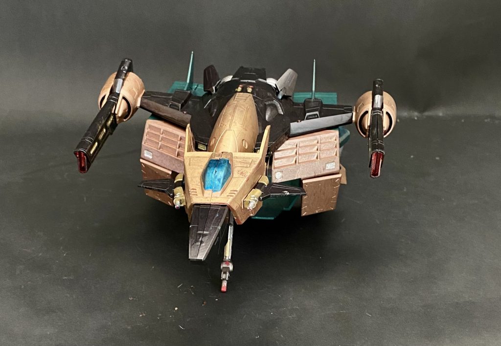 前から見るとズングリで変な塗装も加わってタイムボカンシリーズっぽく見えますね😅