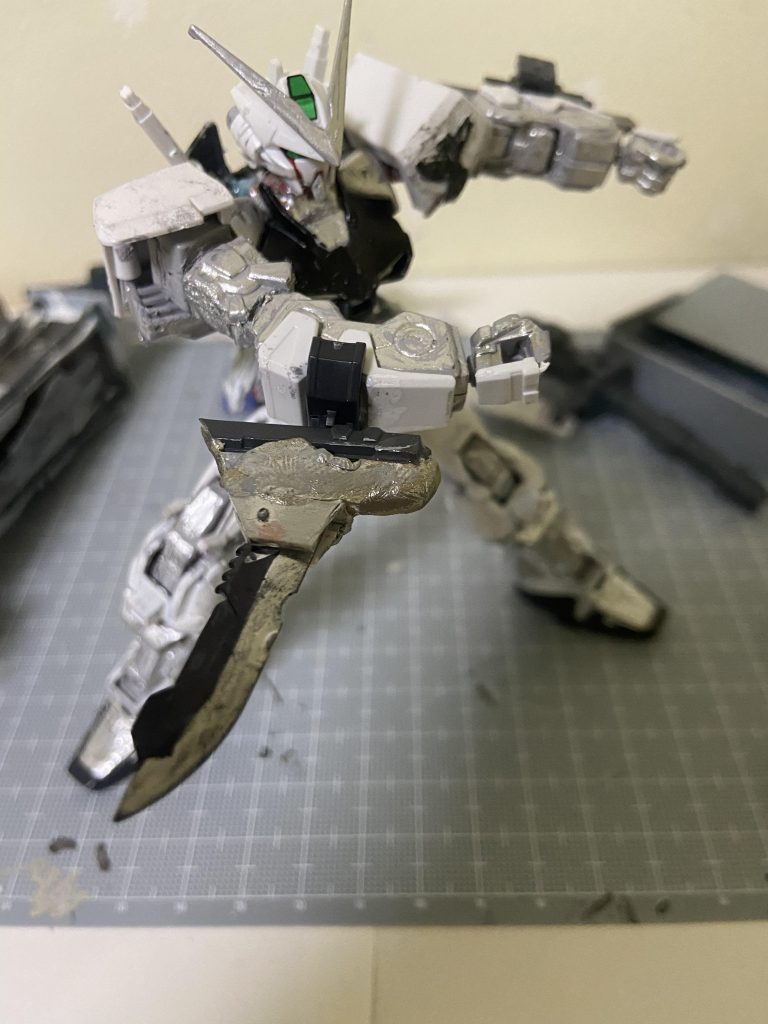 近接実態ブレードムラクモ腕に取り付けられた実態剣、相手に近づき肘打ちの要領で当てる、画像のようにブレードを開いてある程度の射程を調節することが可能。