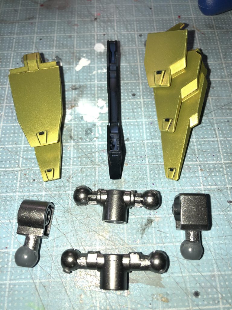 ディテールアップ箇所と関節部補強場所、ライフルの後端は肉抜きがあったのでプラ板で塞ぎ、市販のパーツを貼り付け、ペーネロペーは股関節が弱いとネットに書いてあったのでボール部分に2ミリ穴を開けてポリキャップランナーを挿入し、KPSの硬さとポリの粘りを両立させ、足首はΞガンダムで捩じ切れる寸前だったので溶かしランナーで肉抜きを埋め成形し補強してあります。股関節も同様に補強してあります