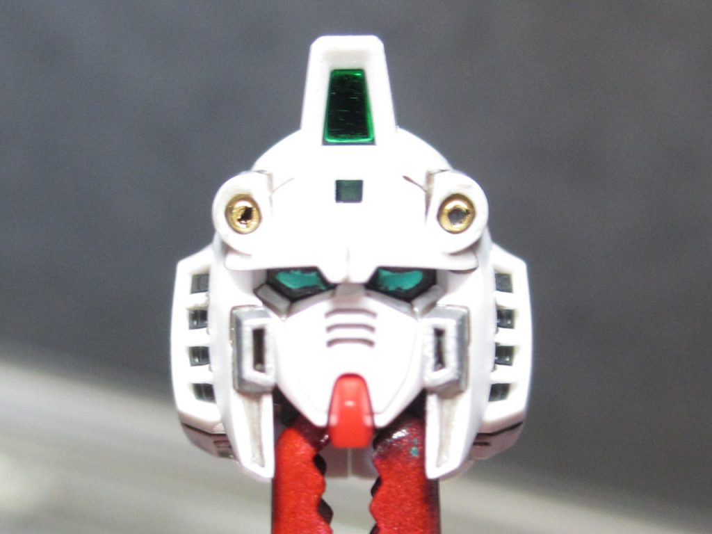 目はガンダムマーカーのメタリックグリーン、黒はマッキー、所々エナメル塗料で塗分けしています。