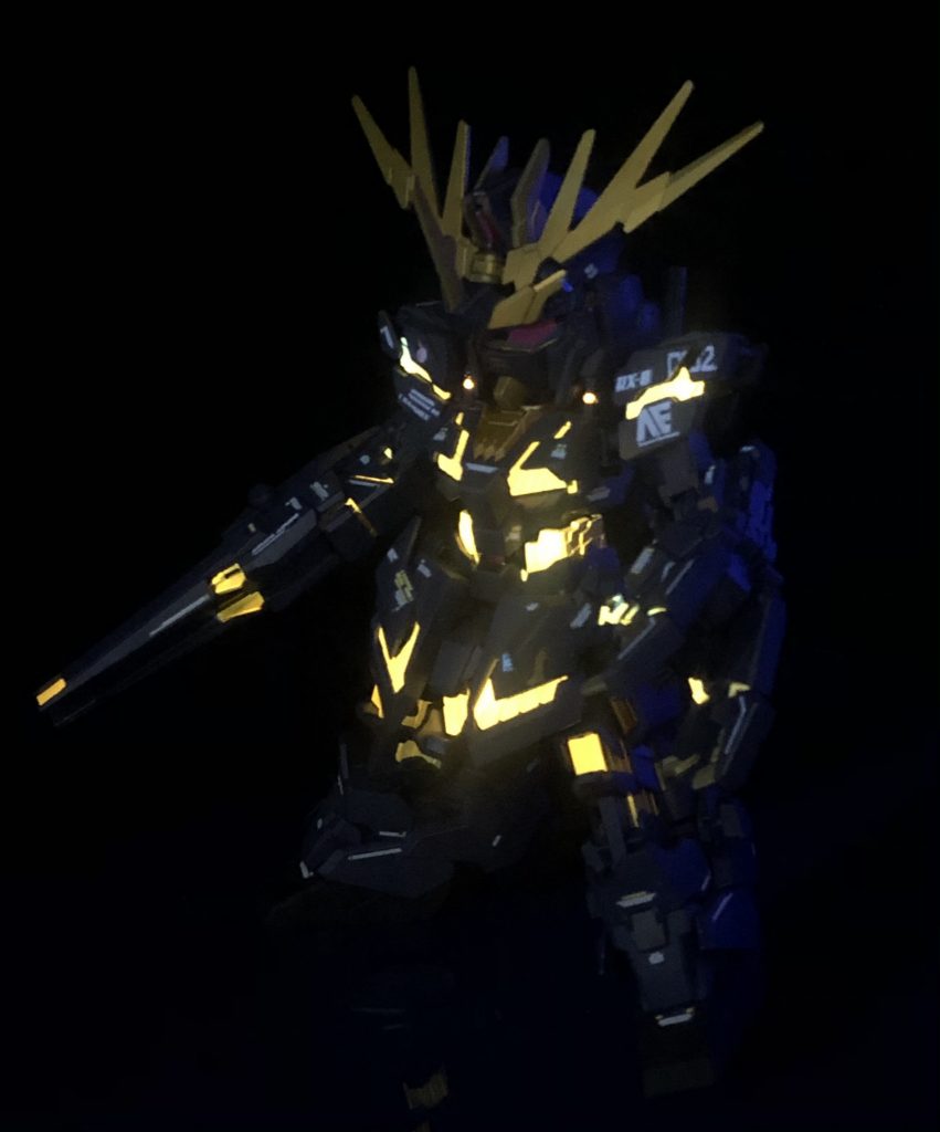 サイコフレーム部分は蛍光オレンジでコートしてありブラックライトに反応します。