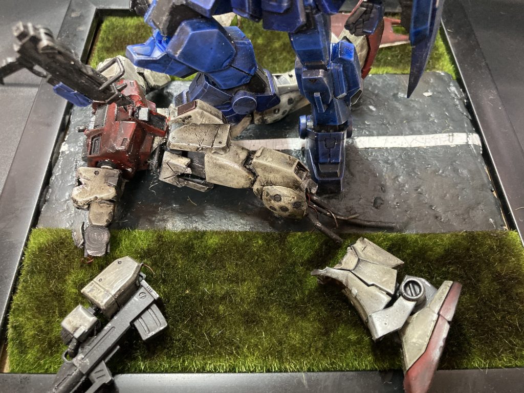 ジムコマンド...が売ってなかったので、似せて作ったジムスナⅡ...の残骸ですね。ジムっぽい緑っぽいホワイトを意識して塗装しました。もし「これジムスナⅡやん!」って気づいていたそこの貴方は立派なガンオタです。来世では茶髪天パ引きこもり機械オタクで親父にぶたれることの無い人生が待ってるでしょう。