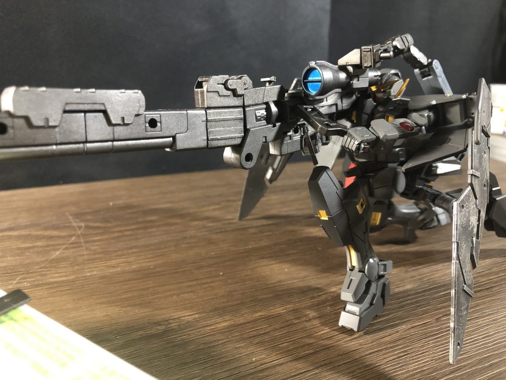 ライフルを構えるとこんな感じデカすぎて画角に収まりきらないですね