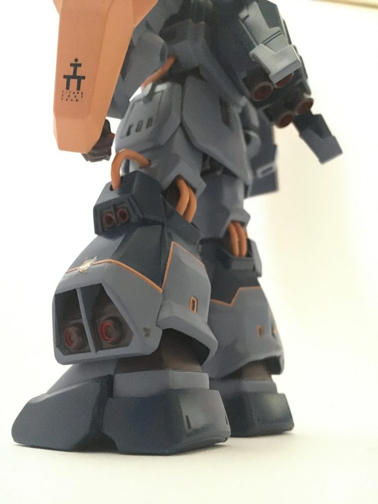 背面より。バーニアやパイプ類が多く映る分情報量産型が多く、気に入っているアングルのひとつです。オリジナル要素の一つであるシールドは後述します。