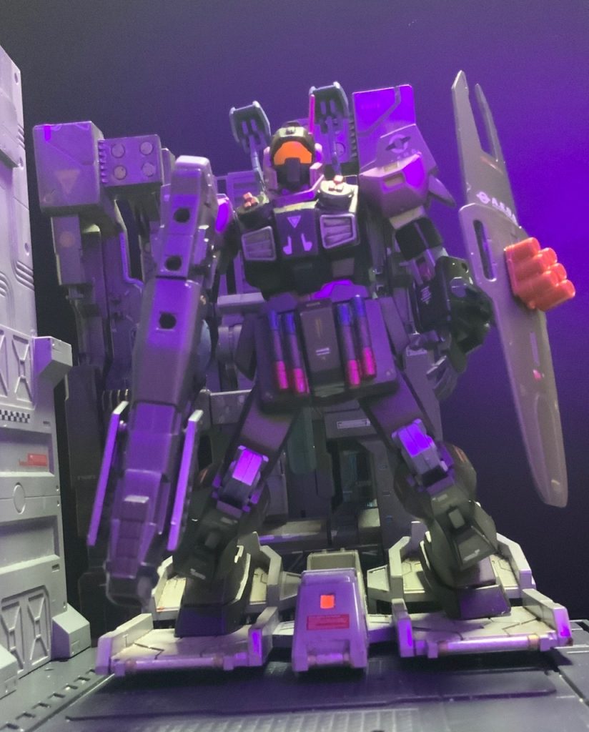 カタパルトは前に作品したモノを撮影小物として流用してます。UVライトでこんな感じ…