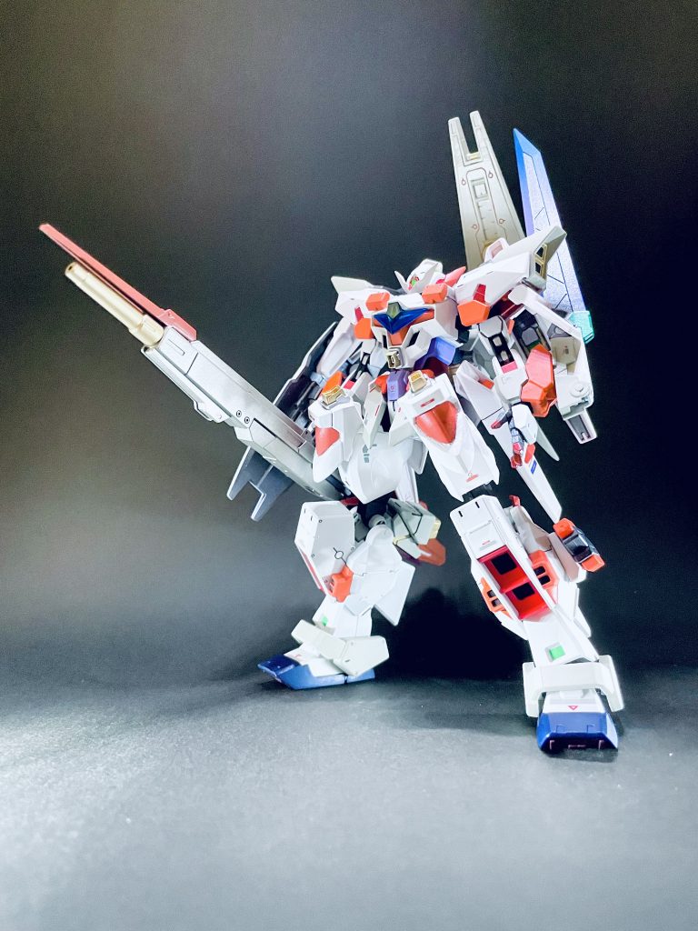 胸のクリアパーツは裏面からメタリックブルーとゴールドで軽く塗装し、角度によってグリーン(クリアパーツの元々の色)、メタリックブルー、緑がかったゴールドに見えるよう工夫してみました。