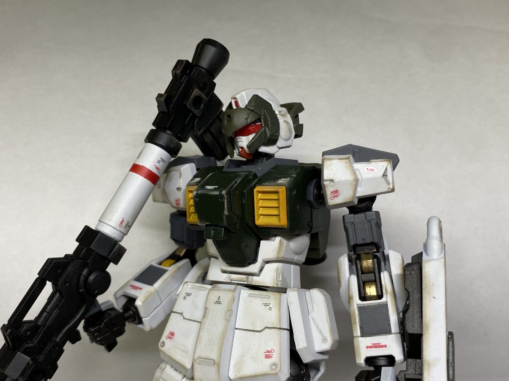 頭部はブルーディスティニー1号機をベースに、陸戦型ガンダム、アルトの頭部とミキシング。