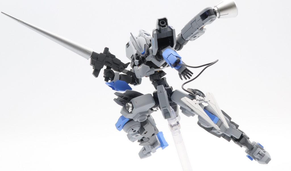 アクション１ワイヤークローはキットのまま使用できます。また、フライトユニットは柔軟に動かせ、腰も回るようにしたのでポーズはつけやすくなっている……と思います。