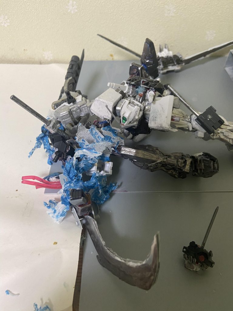 ダメ押しと言わんばかりに最後は予備のパイルバンカーの弾倉に貫かれ青い炎を挙げ再び撃破される。以上、メタルフレームでした、なるべく原型のアストレイからかけ離れた見た目にしようと思っていたのでいろいろ取り付けてみました。