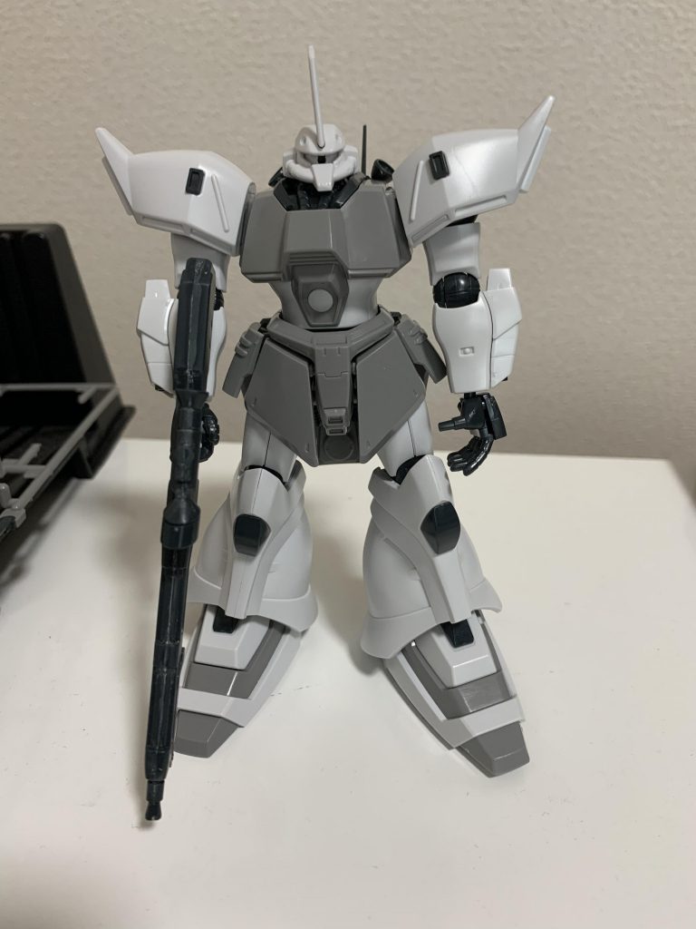 とりあえず素組みした状態。全体的にツルンとした印象。この時はまだシン・マツナガ専用機カラーで作ろうと思ってました