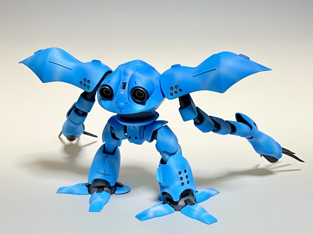 肩アーマーの先をプラ板で尖らせてます