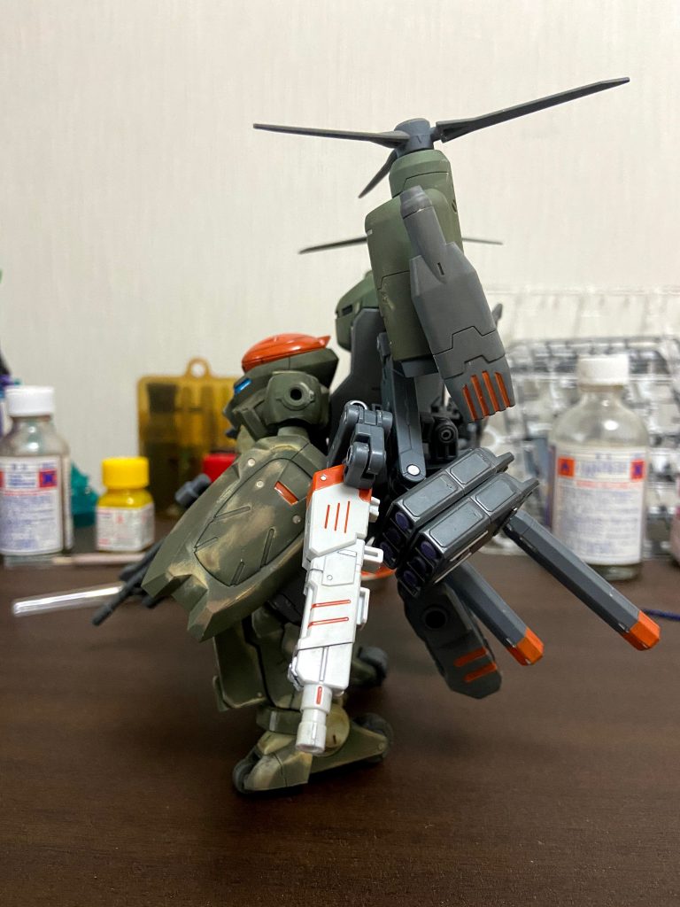 バックパックの左側はアムアムのアームにアムアムのミサイルとビームキャノン?的な物と30mmのプロペラントタンクを接続。(写真では2本ですが、完成品は3本接続してます。)ビームキャノンはタンク1本につき1回撃てる設定です。1回の出撃で3回まで撃てますね。
