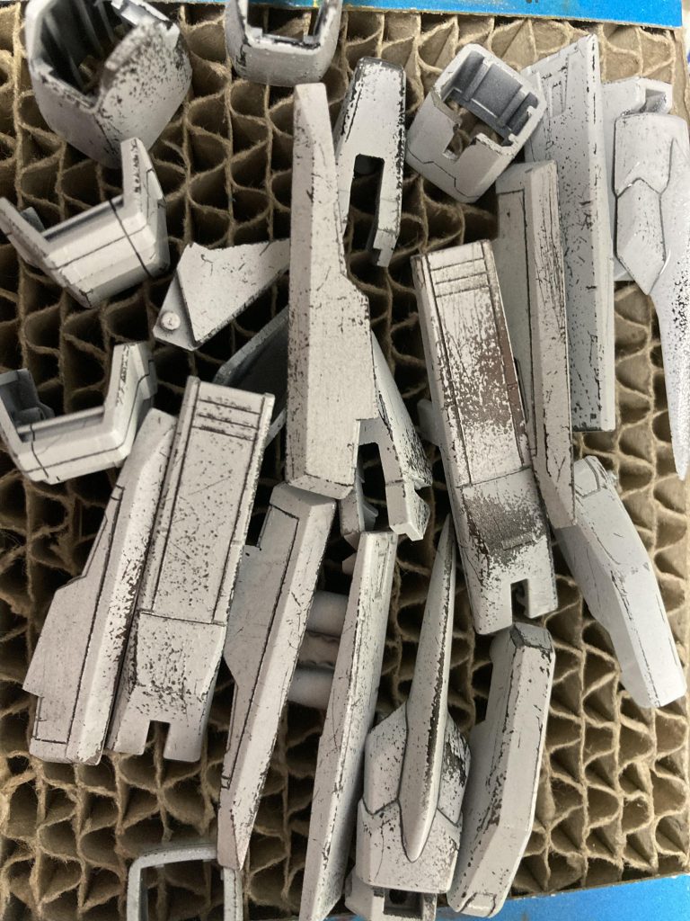 下地にガイアノーツのエヴォブラック、オキサイドレッド、EXシルバーを吹き付けた上からケープ吹き付け。乾燥後に水に浸しながら金属ブラシとデザインナイフでダメージ表現。