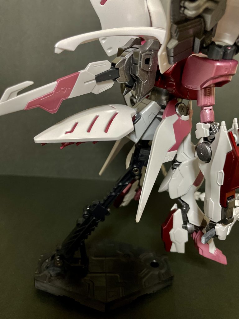 1番のお気に入りはヒートロッドです。ルプスレクスの長い腕にはトールギスのヒートロッドが似合うと思ったけどそんなのは有りません。いろんな店で探していたら箱が半分潰れたようなウェポンパーツがあり即買いしました。