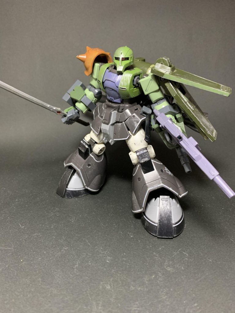 初期構想。刀を持たせているあたり、ジンハイマニューバⅡ型みたいなのを想定していた気がします。結局ザクカラーに落ち着きましたが。