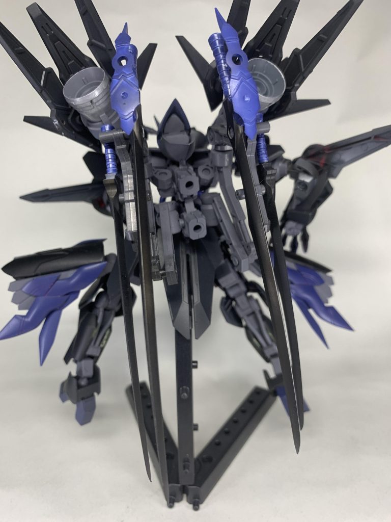 更に、前作に続き脚部、さらに背部に大型ブースターを装備更なる高速戦闘を可能にしています尚、背部のブレードは展開してウィングの効果も発揮出来るため、操作性も上がっています