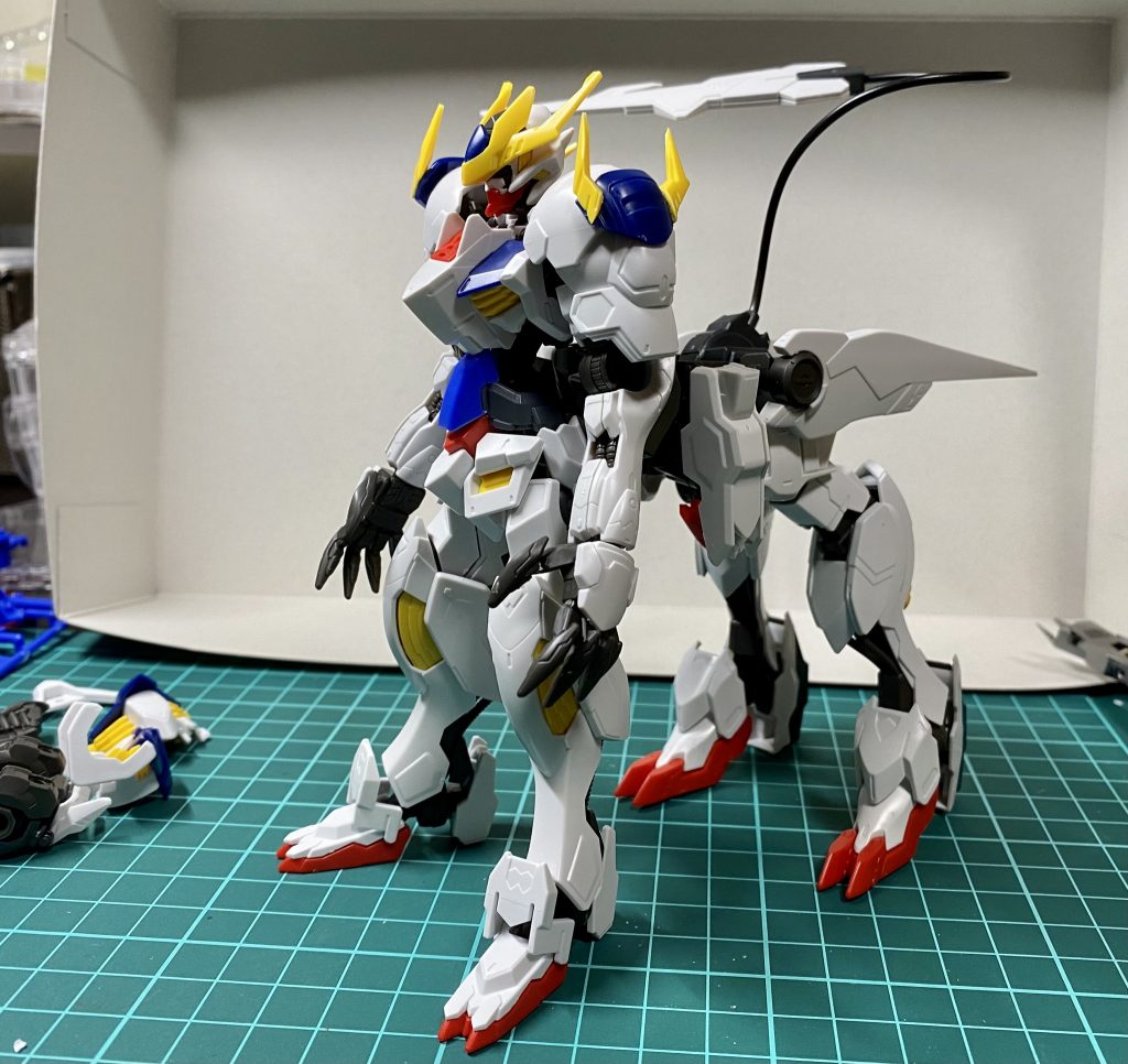 仮接続。バルバトスとレクスの肩を接着しアンテも付けた。前半身の腰延長はダブルオーの胴体パーツを接着。