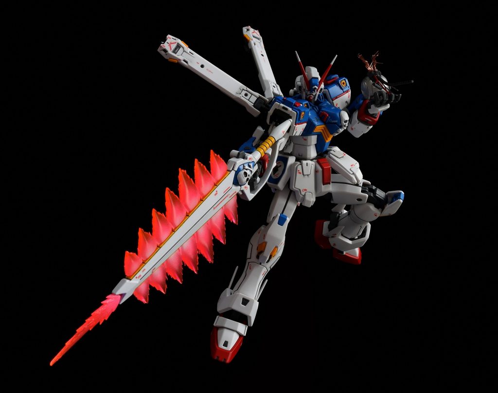 ムラマサ・ブラスターのビームエフェクトはHGフルクロスに付属のものをデザインナイフでギザギザにした後に紙ヤスリで削っています。先端のビームエフェクトはRGデスティニーガンダムなどに付属しているフラッシュエッジ系のエフェクトを加工し取り付けています。