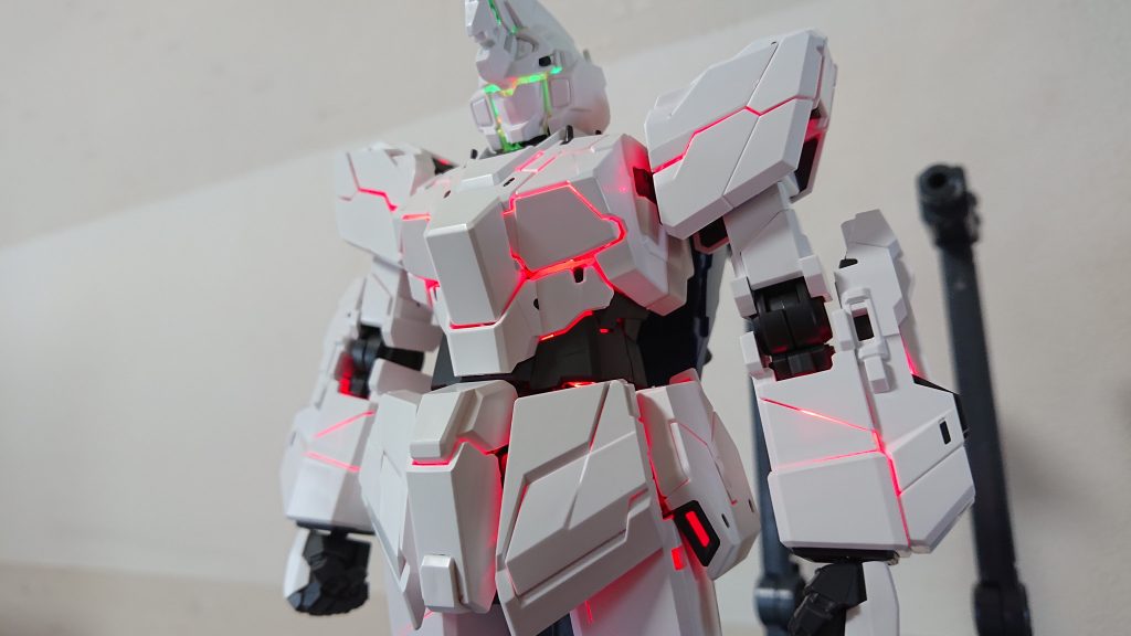 自分的にはユニコーンモードの方が好きです♪この隙間から漏れるサイコフレームの光がたまりません。