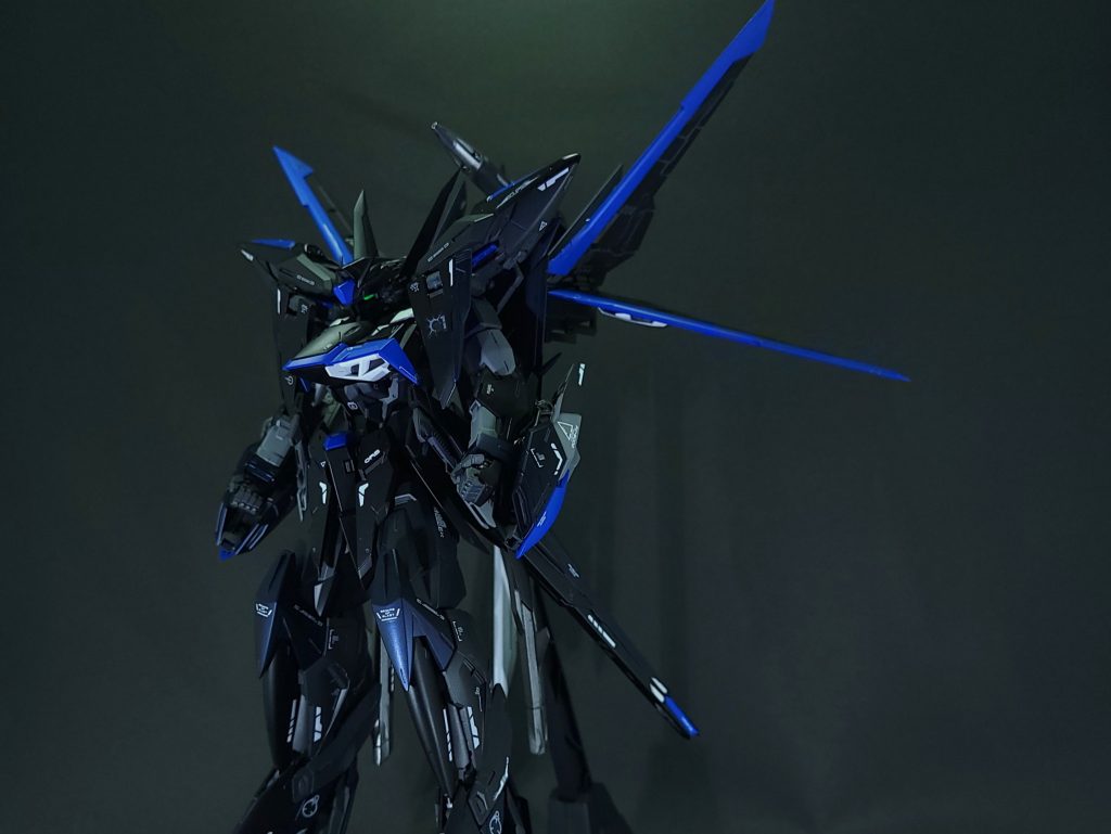 外装パーツの塗り分けにはガイアノーツ・ニュートラルグレーⅢ、ニュートラルグレーⅤ、スターブライトアイアンを使用