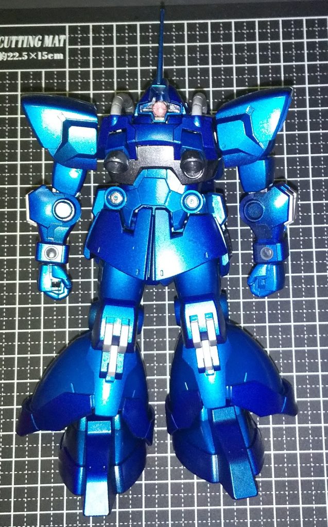 実際に組んでみたら、ツートンカラーのはずが単色に見えるのでコレジャナイ感が。目玉はHアイズがぴったりはまったから良かったです。間接はガンメタを薄くスプレーしてあります。