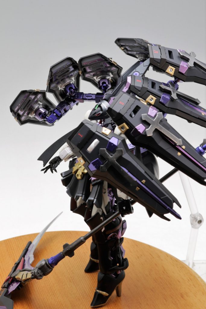 写真ではわかりにくいのですが、シールド裏の、モールドがしっかりしていて、8枚すべて塗分けをするのが地獄でした。